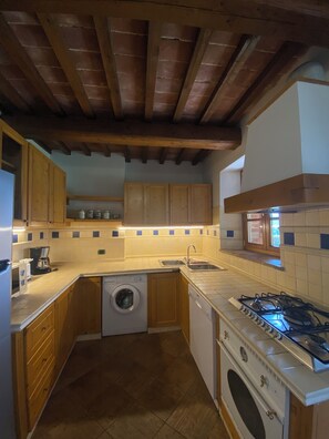 Standard Apartment, Garden View | Private kitchen | Full-size fridge, oven, stovetop, dishwasher - Agriturismo Borgo Sette Tigli (Montepulciano)