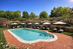 Piscine extérieure (ouverte en saison), parasols de plage