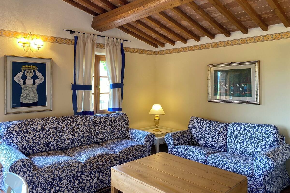 Standard Apartment, 2 Bedrooms, Hill View, Tower | Living area