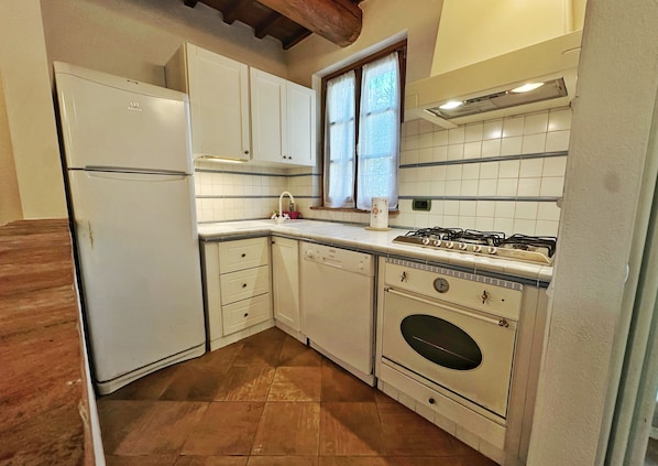 Standard Apartment, 1 Double Bed with Sofa bed, Courtyard View, Ground Floor | Private kitchen | Full-size fridge, oven, stovetop, dishwasher - Agriturismo Borgo Sette Tigli (Montepulciano)