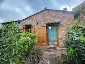 Standard Apartment, 2 Bedrooms, Garden View, Garden Area | Terrace/patio - Agriturismo Borgo Sette Tigli (Montepulciano)