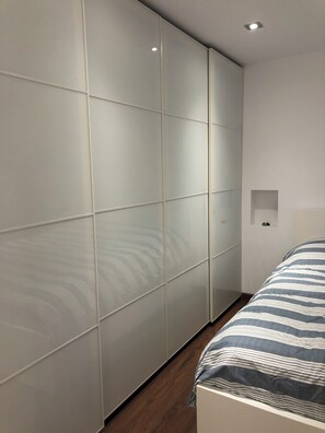 2 chambres, fer et planche à repasser, Wi-Fi, draps fournis