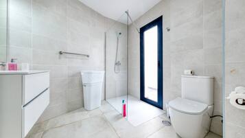 Een douche, een haardroger, handdoeken, toiletpapier