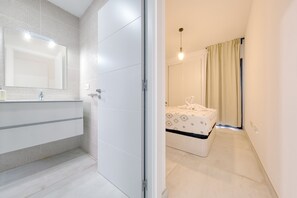 3 slaapkamers, een strijkplank/strijkijzer, reisbedje, gratis wifi