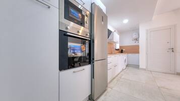 Réfrigérateur, micro-ondes, four, cafetiÚre/bouilloire