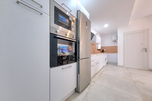 Een koelkast, een magnetron, een oven, een koffiezetapparaat/waterkoker