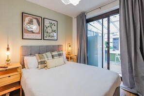 2 habitaciones, escritorio y tabla de planchar con plancha