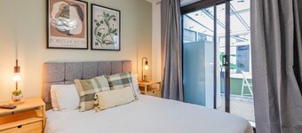 Samantha Suite | City 2BR Bungalow Free Parking Garden & WIFI