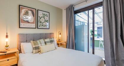 Samantha Suite | City 2BR Bungalow Free Parking Garden & WIFI