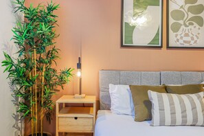 2 sovrum, skrivbord, strykjärn/strykbräda och resesäng