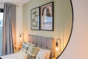 2 makuuhuonetta, työpöytä, silitysrauta/-lauta, vauvan matkasänky