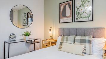 2 slaapkamers, een bureau, een strijkplank/strijkijzer, reisbedje