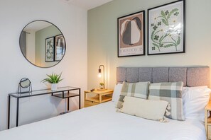 2 habitaciones, escritorio y tabla de planchar con plancha