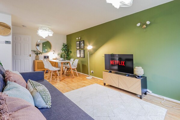 Tv, böcker och en stereo