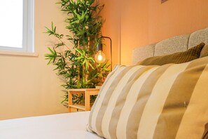 2 chambres, bureau, fer et planche à repasser, lit de bébé portatif