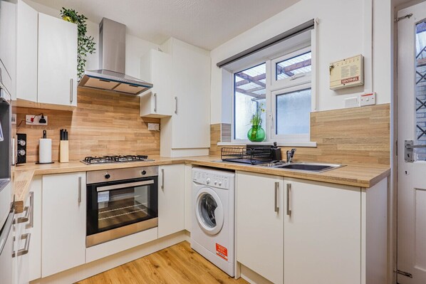 Jääkaappi, mikroaaltouuni, uuni, liesi