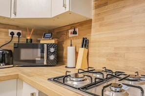 Refrigerador, microondas, horno y parrilla de estufa 