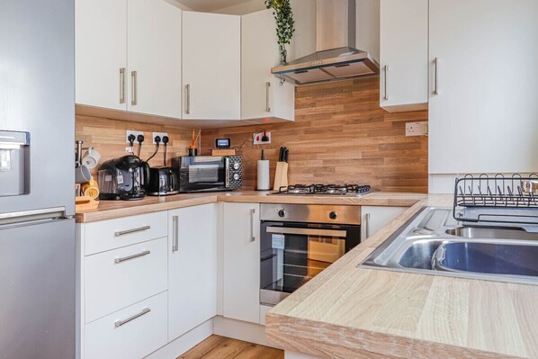 Kühlschrank, Mikrowelle, Ofen, Herdplatte