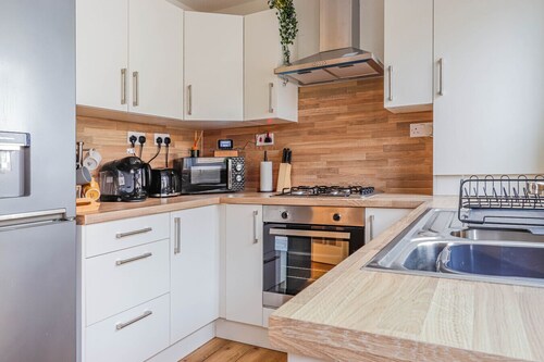 Samantha Suite | City 2BR Bungalow Free Parking Garden & WIFI