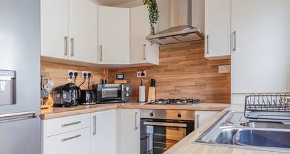 Samantha Suite | City 2BR Bungalow Free Parking Garden & WIFI