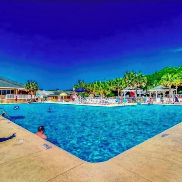 Innendørsbasseng og utendørsbasseng