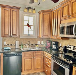 Mikrobølgeovn, ovn, kokeplater og oppvaskmaskin