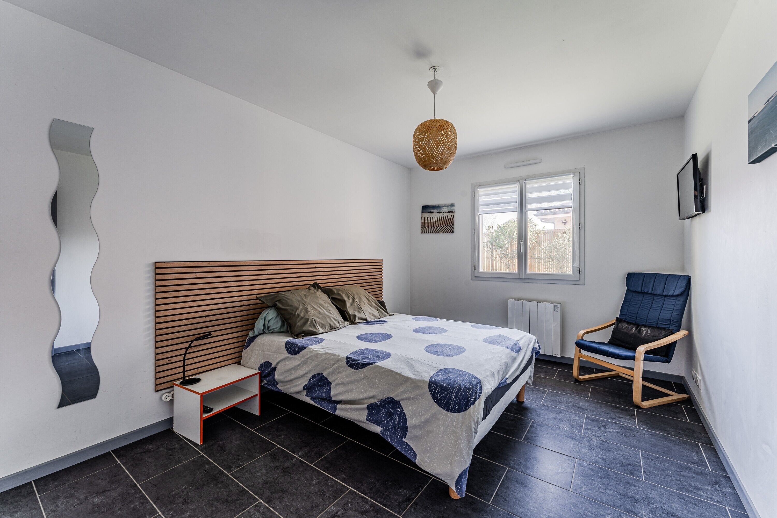 3 habitaciones, tabla de planchar con plancha, wifi y ropa de cama 