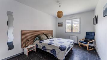 3 habitaciones, tabla de planchar con plancha, wifi y ropa de cama