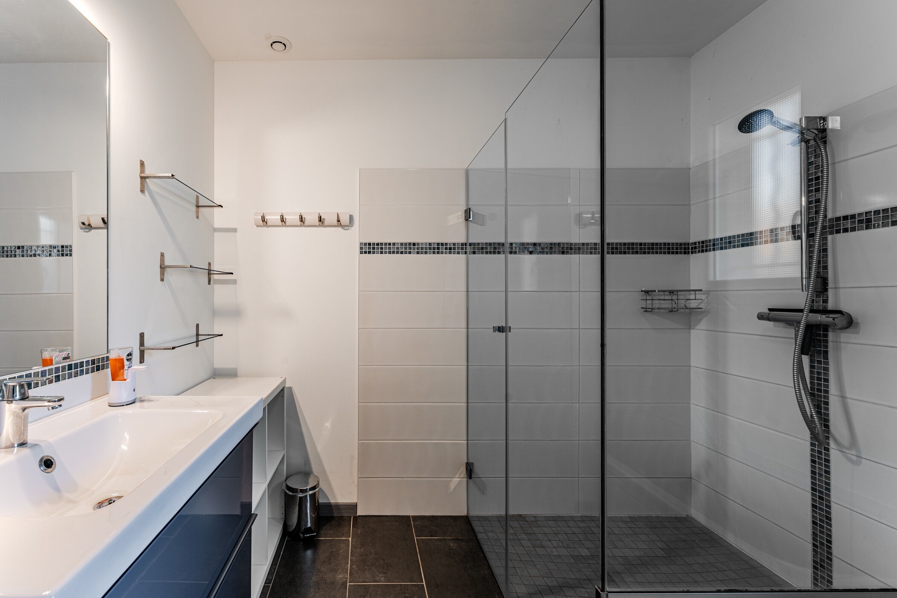 Een douche, een haardroger, handdoeken