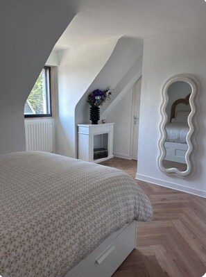 3 habitaciones, tabla de planchar con plancha, wifi y ropa de cama 