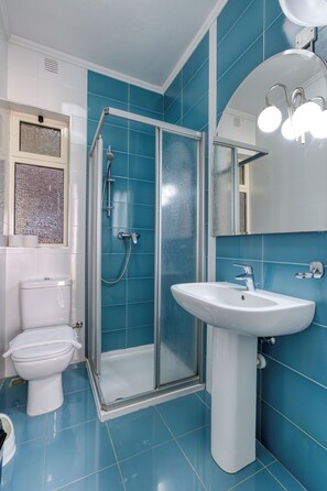 Suihku, hiustenkuivaaja, pyyhkeet, saippua