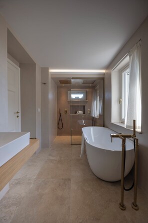 Dusche, kostenlose Toilettenartikel, Haartrockner, Bidet