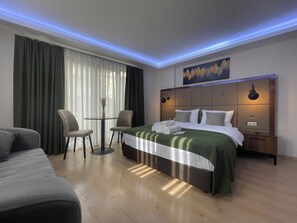 1 dormitorio, tabla de planchar con plancha, wifi y ropa de cama