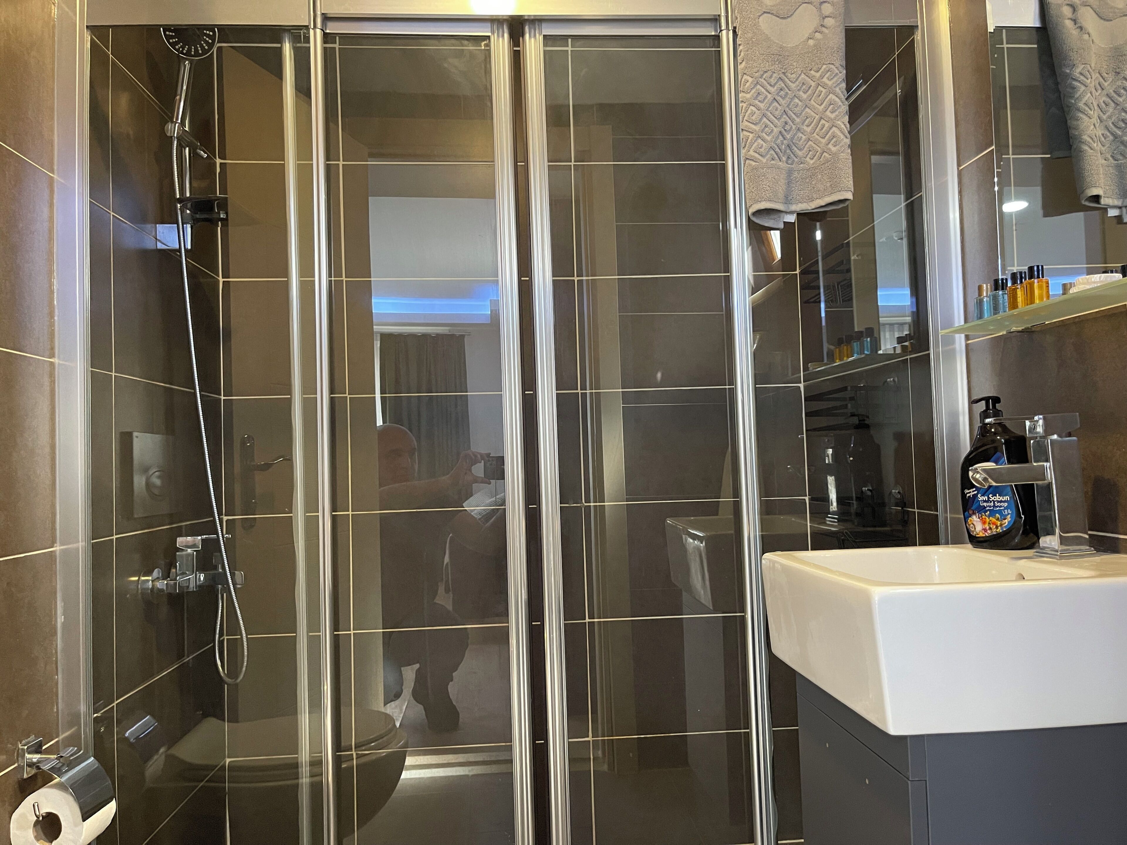 Regadera, secadora de cabello, toallas, jabón 