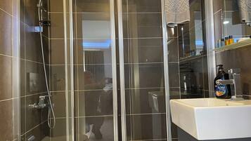 Regadera, secadora de cabello, toallas, jabón