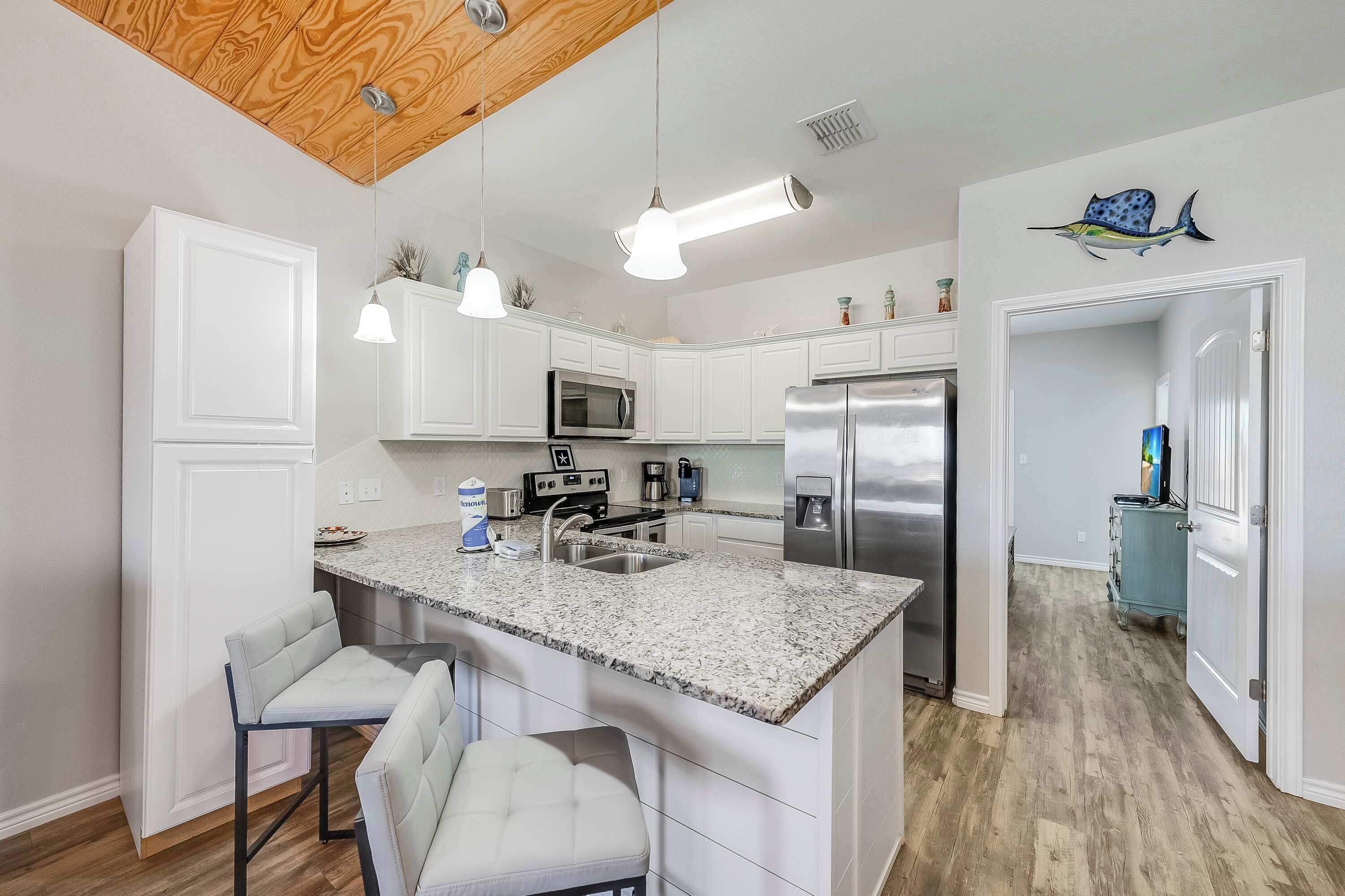 Jääkaappi, mikroaaltouuni, uuni, liesi