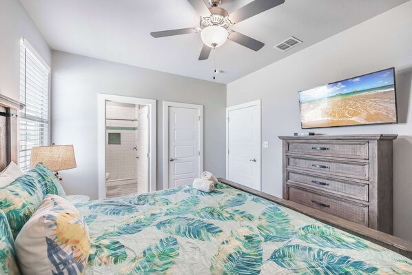 Een strijkplank/strijkijzer, reisbedje, wifi, beddengoed