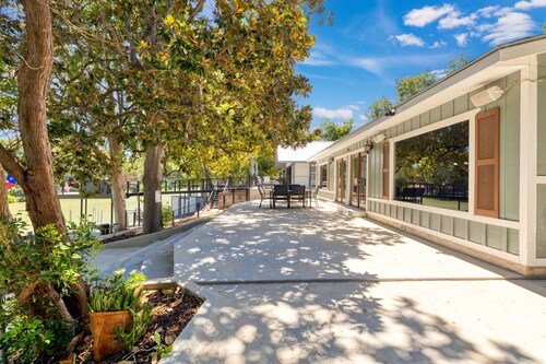 Right on the Water/Volley Ball/ Corn Hole/ Fun & Relaxing Lake House in Lake McQ