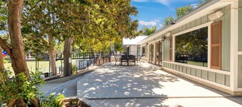 Right on the Water/Volley Ball/ Corn Hole/ Fun & Relaxing Lake House in Lake McQ