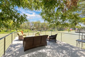 Property grounds - Right on the Water/Volley Ball/ Corn Hole/ Fun & Relaxing Lake House in Lake McQ (McQueeney)