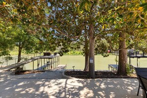 Property grounds - Right on the Water/Volley Ball/ Corn Hole/ Fun & Relaxing Lake House in Lake McQ (McQueeney)