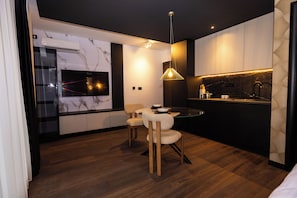 Superior Apartment, 1 King Bed | Private kitchen | Mini-fridge - Kron (Novi Sad)