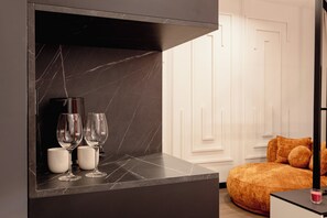 Habitación superior | Minibar, espacio para trabajar con laptop y cortinas blackout