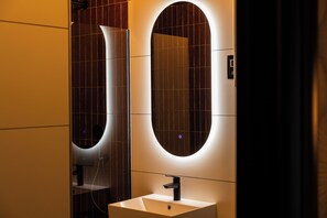 Apartemen Superior, 1 Tempat Tidur King | Kamar mandi | Pengering rambut, sandal, handuk, dan sabun