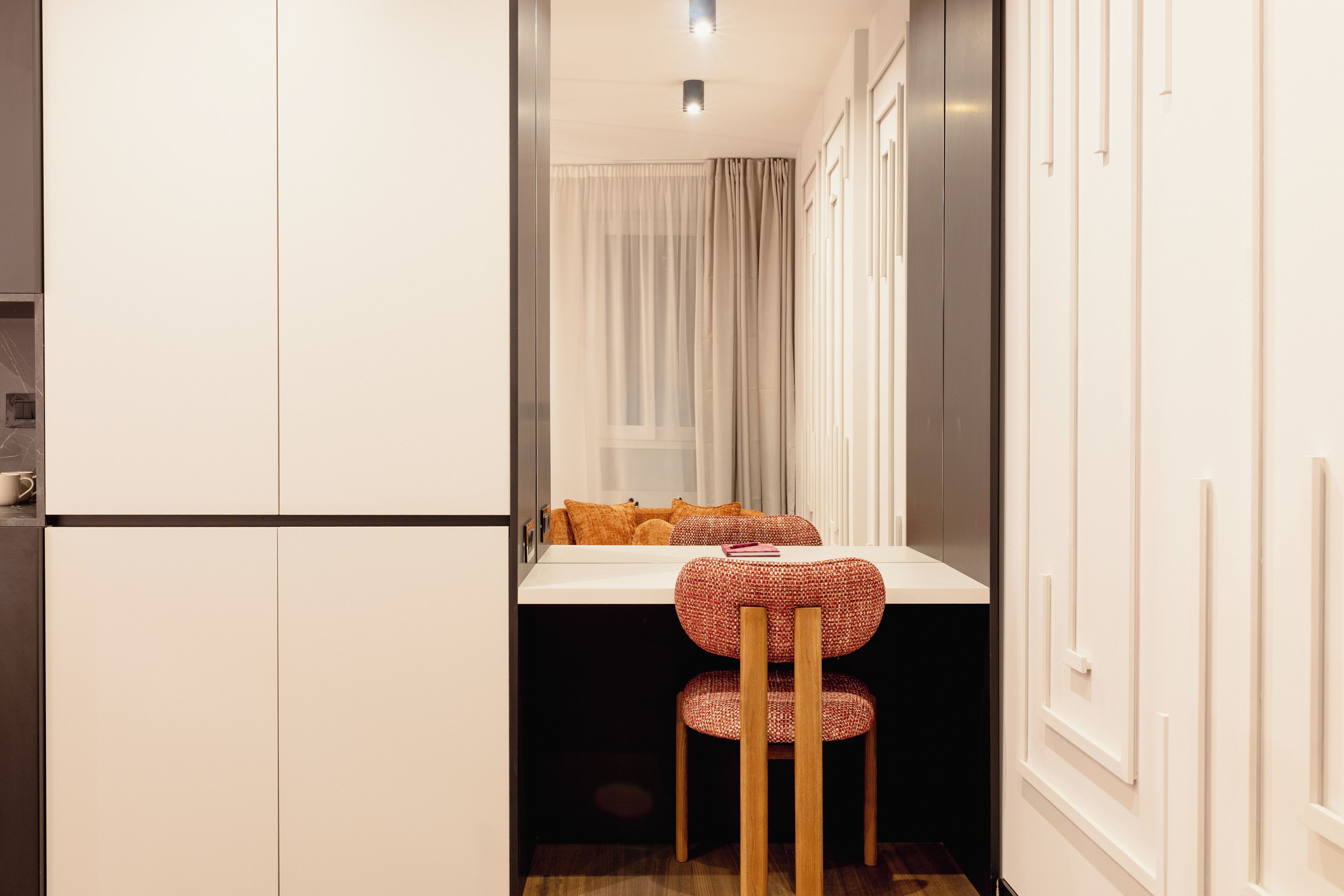 Superior-huone | Minibaari, kannettavalle tietokoneelle sopiva työtila, pimennysverhot