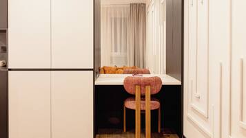 Superior-huone | Minibaari, kannettavalle tietokoneelle sopiva työtila, pimennysverhot