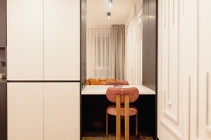 Minibar, espacio para trabajar con laptop y cortinas blackout