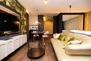 Appartement Supérieur, 1 très grand lit | Coin séjour | TV connectée de 55 pouces avec chaînes par câble