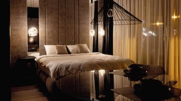 Superior Apartment, 1 King Bed | Minibar, laptop workspace, blackout curtains, soundproofing