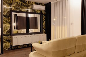 Minibar, espacio para trabajar con laptop y cortinas blackout